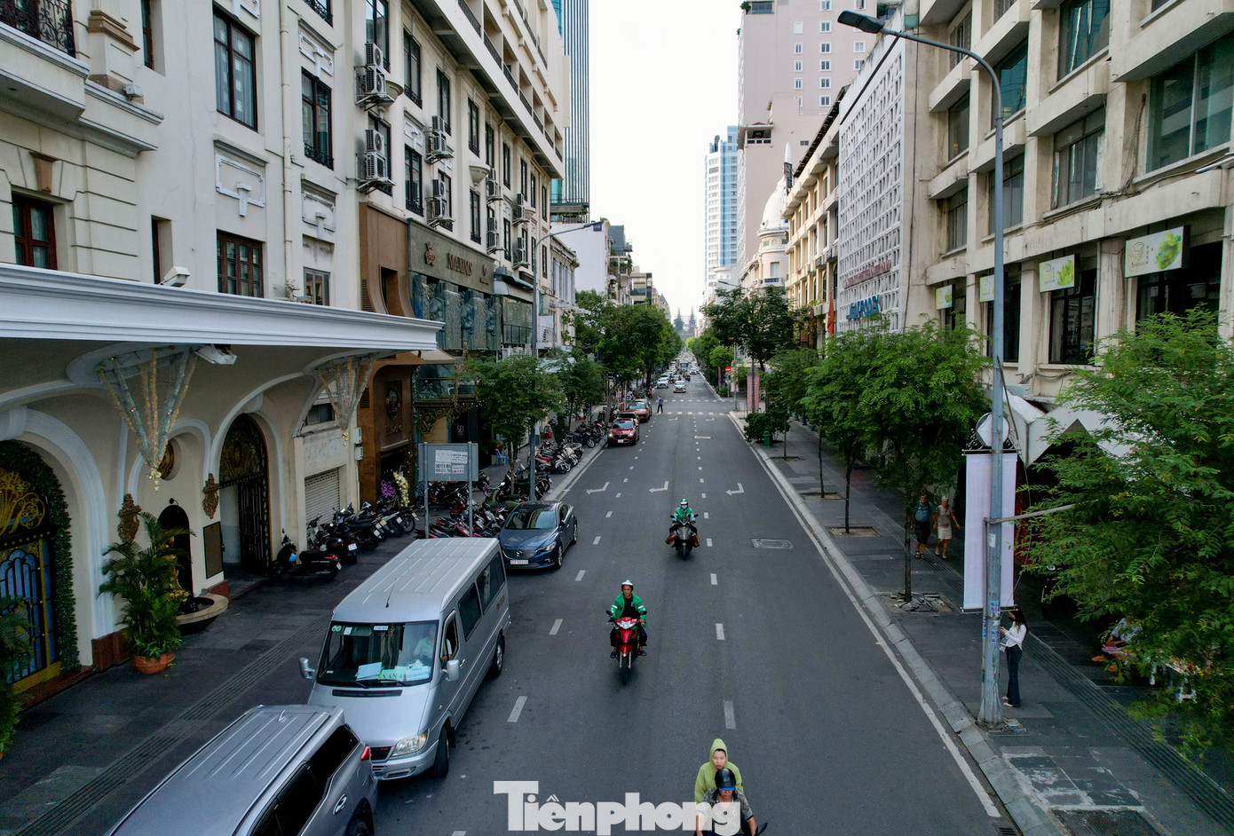 Đồng Khởi được đánh giá là một trong những tuyến đường có vị trí đẹp nằm ngay trung tâm TPHCM, tập trung các cửa hàng, quán cà phê, khách sạn 5 sao và trung tâm mua sắm.