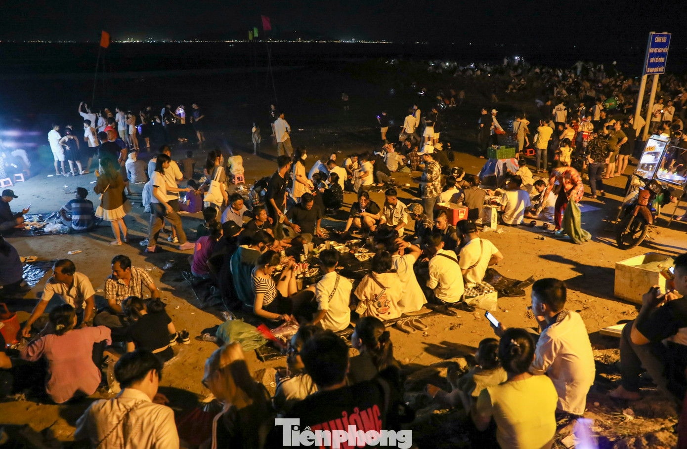 Về đêm, bên ngoài khu vực bãi biển, đông đảo người dân tập trung hóng mát, thưởng thức ẩm thực miền biển.