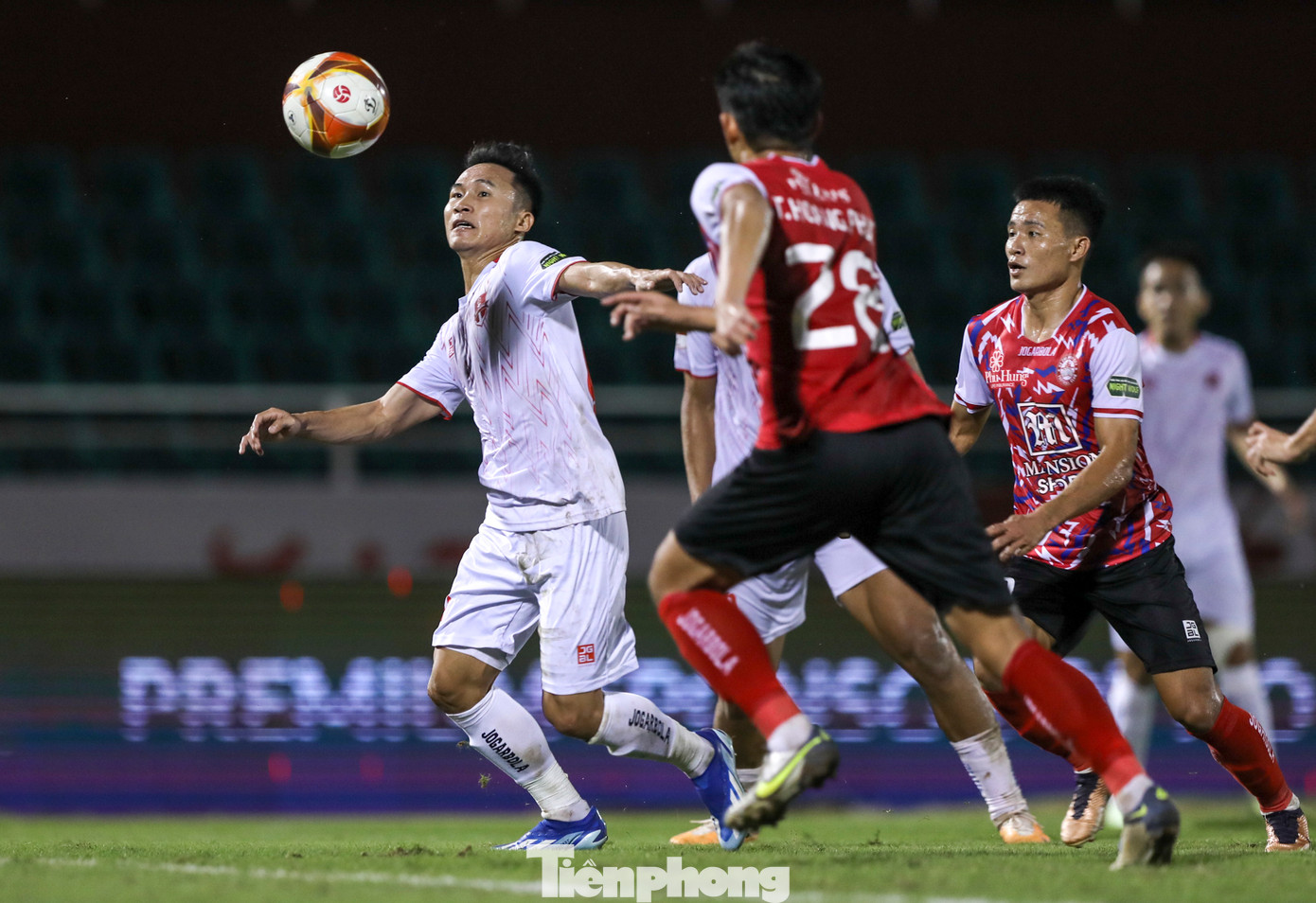 Có được bàn gỡ hoà, các cầu thủ Hải Phòng vẫn tiếp tục đẩy nhanh nhịp độ trận đấu nhằm kiếm thêm một bàn thắng nữa. Có được bàn gỡ hoà, các cầu thủ Hải Phòng vẫn tiếp tục đẩy nhanh nhịp độ trận đấu nhằm kiếm thêm một bàn thắng nữa.