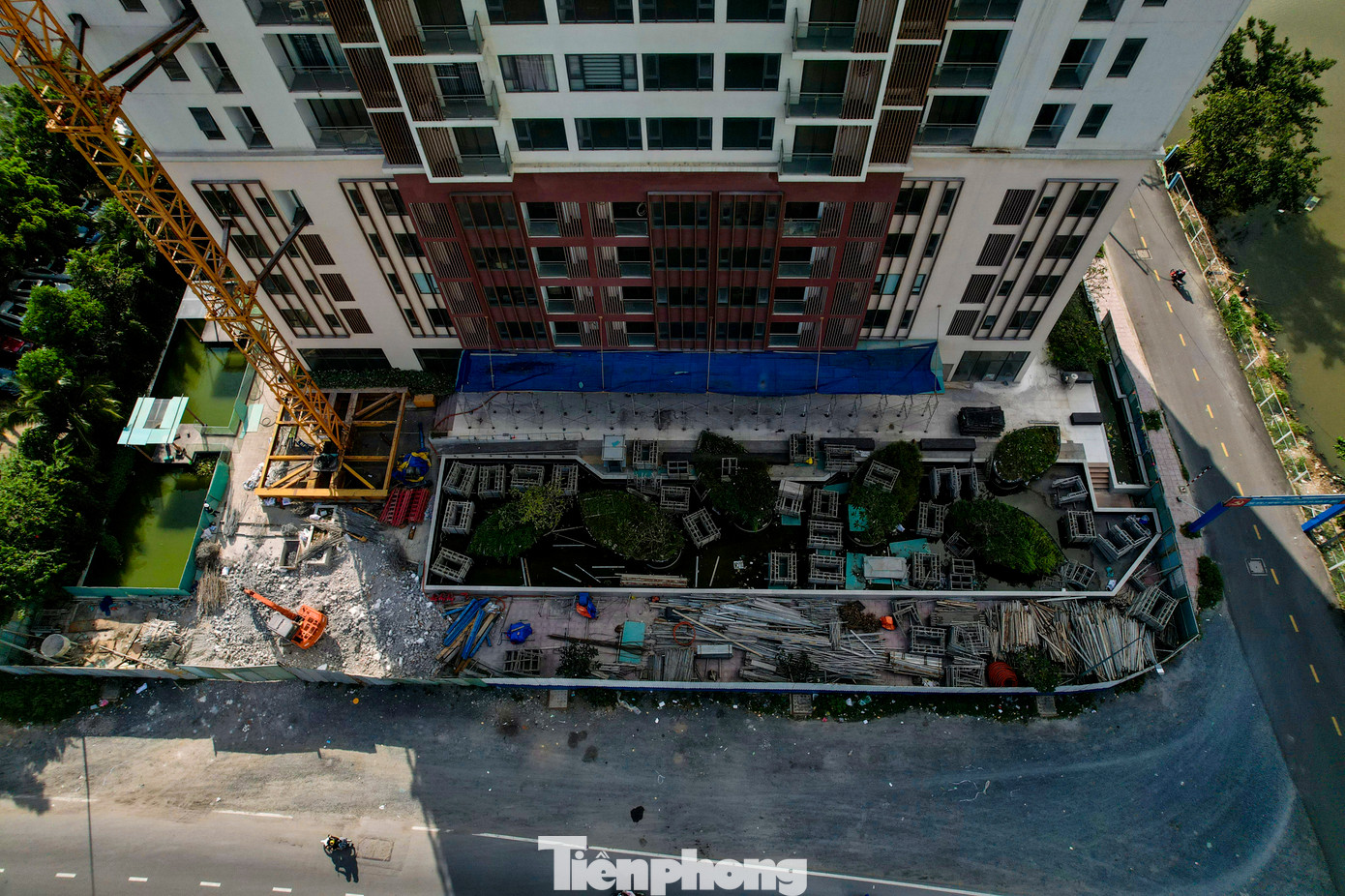 Theo quyết định xử phạt, chủ đầu tư tiếp tục thi công thêm sàn xây dựng tại tầng 23 với diện tích 1.163,12 m2; dàn lam trang trí với diện tích 510m2; sàn xây dựng tại cao độ +81,3 m, với diện tích 54,6 m2 và sàn xây dựng tại cao độ +86,8 m, với diện tích 155,82 m2. Tất cả có kết cấu bê tông cốt thép. Theo quyết định xử phạt, chủ đầu tư tiếp tục thi công thêm sàn xây dựng tại tầng 23 với diện tích 1.163,12 m2; dàn lam trang trí với diện tích 510m2; sàn xây dựng tại cao độ +81,3 m, với diện tích 54,6 m2 và sàn xây dựng tại cao độ +86,8 m, với diện tích 155,82 m2. Tất cả có kết cấu bê tông cốt thép.