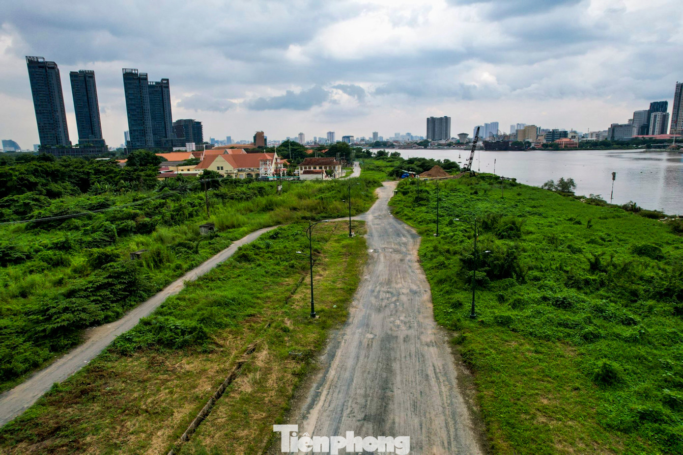 Hiện trạng bờ sông Sài Gòn phía Thủ Thiêm chủ yếu là cỏ cây, bụi rậm um tùm.