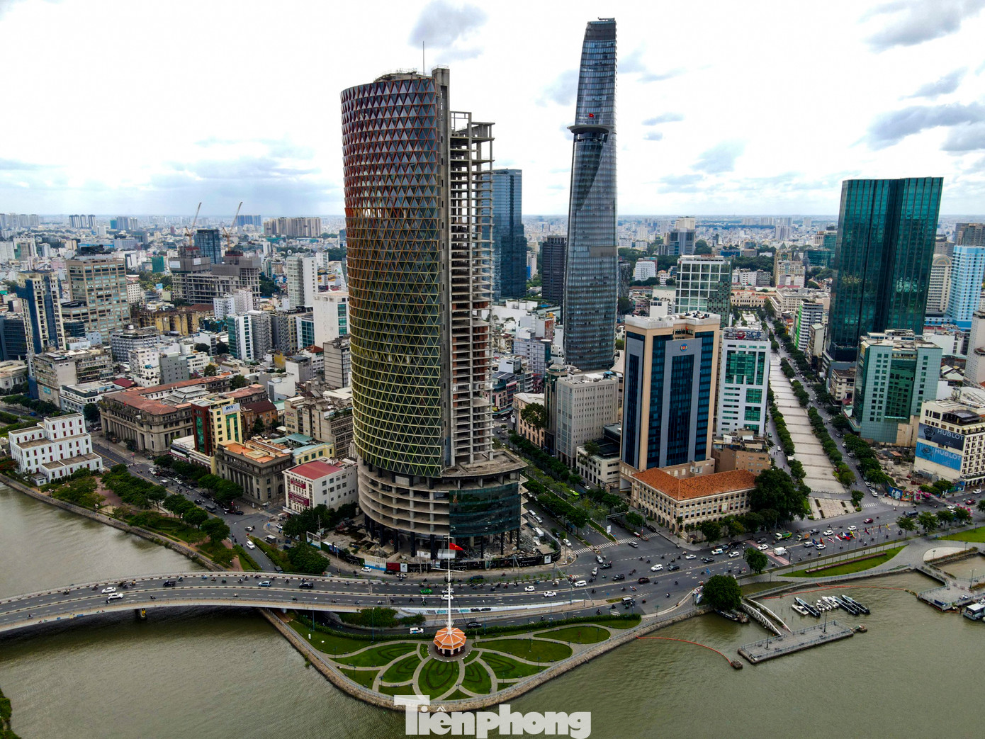 Saigon One Tower được xem là một trong những dự án có vị trí đắc địa bậc nhất TPHCM khi nằm trên khu đất vàng rộng hơn 6.600 m2 tại giao lộ Tôn Đức Thắng - Hàm Nghi (quận 1, TPHCM) nhưng có số phận khá hẩm hiu.
