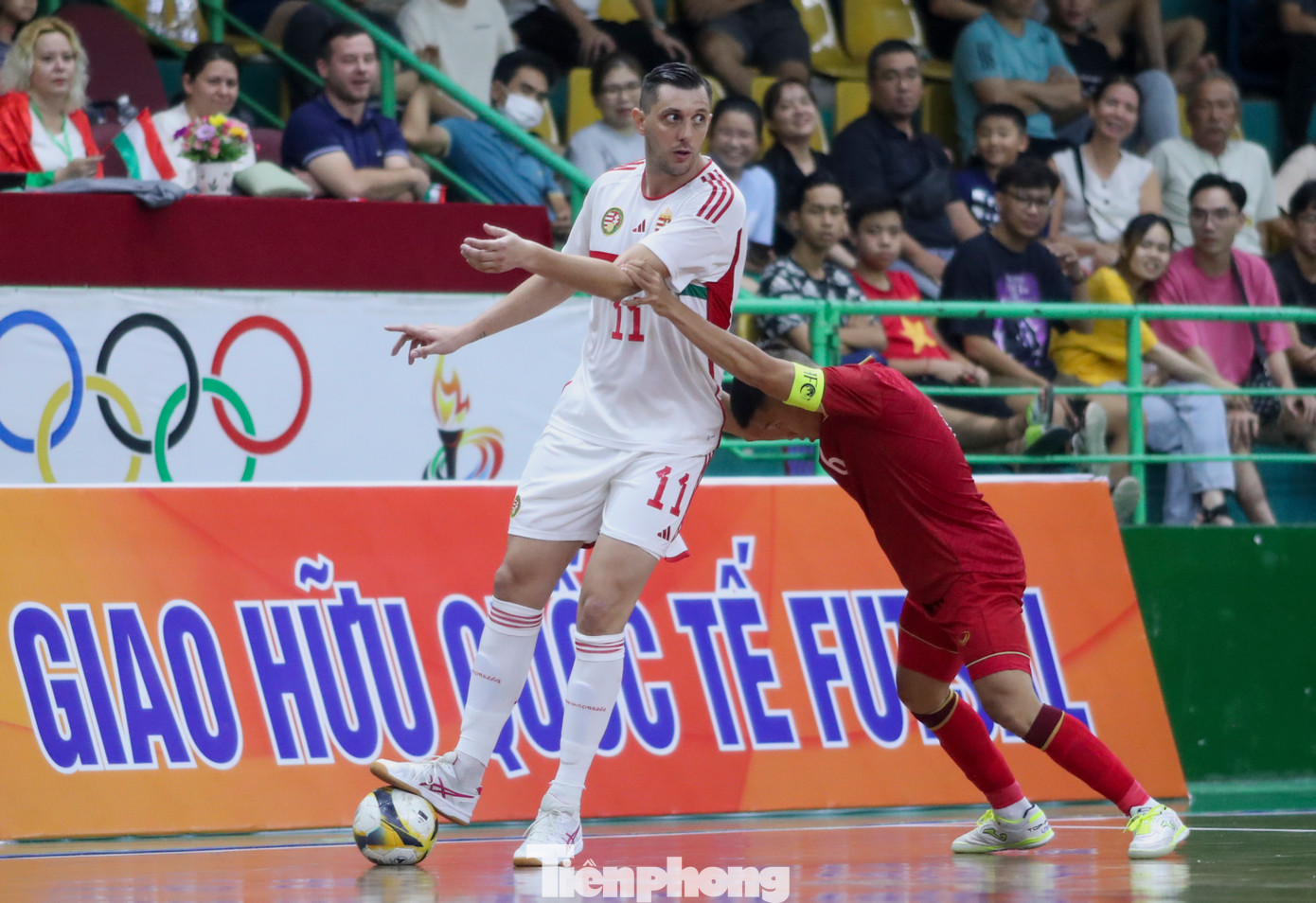 Thể hình vượt trội của Hungary đã gây không ít khó khăn cho các học trò của HLV Diego Giustozzi.