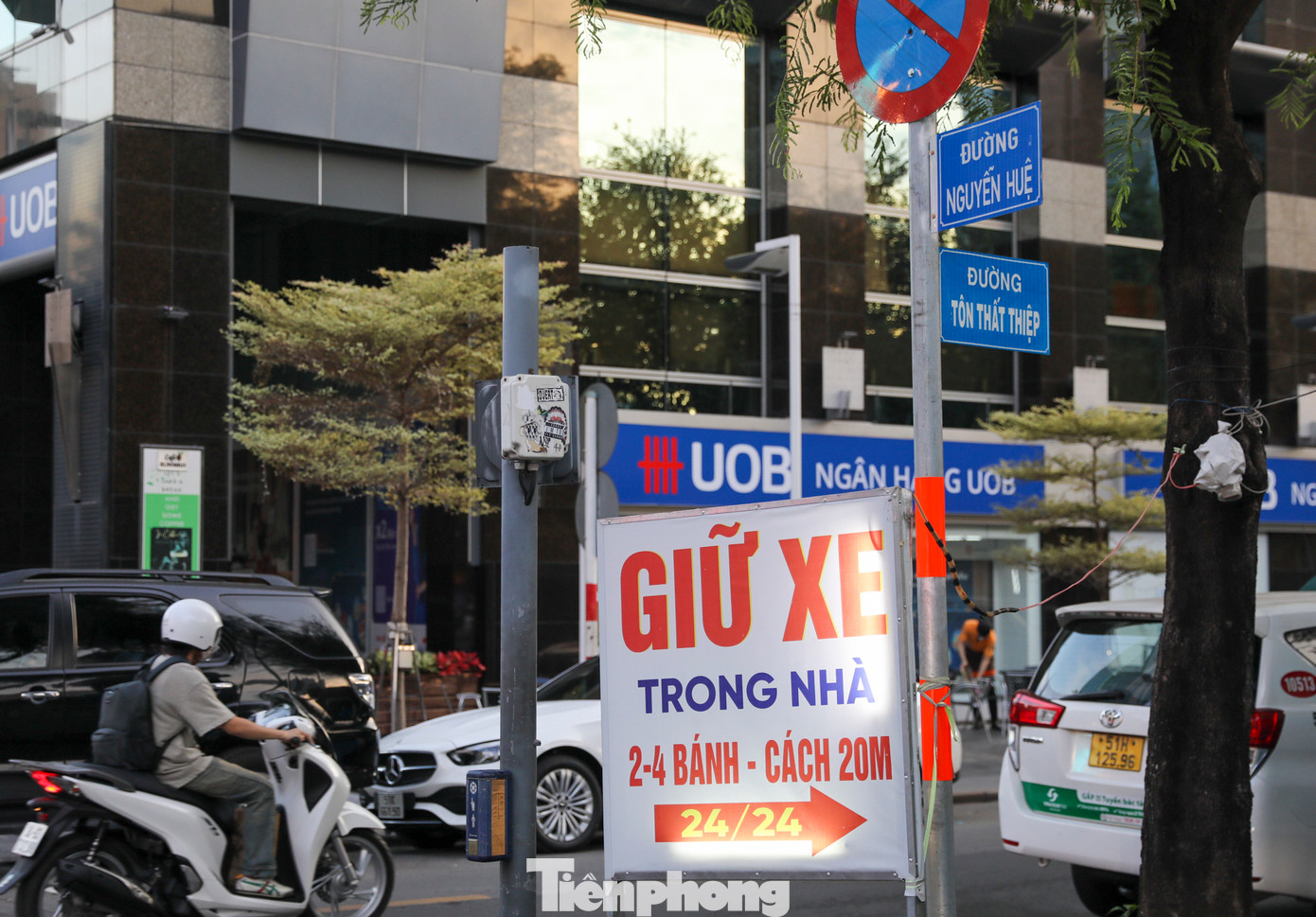 Xung quanh các tuyến đường cũng có các bãi giữ xe nhưng không đủ đáp ứng nhu cầu của người dân đến đây vui chơi. Vào các dịp lễ, khách bị tăng giá giữ xe gấp nhiều lần so với ngày thường.