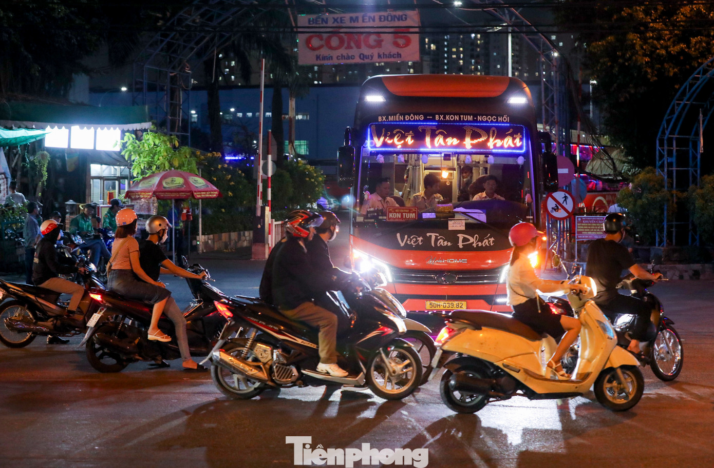 Các tuyến đường xung quanh bến xe Miền Đông khá thông thoáng, giao thông đi lại bình thường và không xảy ra ùn ứ như những năm trước.