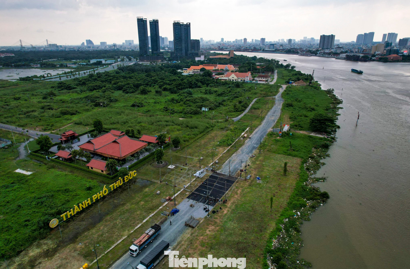 Nối liền từ chân cầu Ba Son đến hầm Thủ Thiêm là con đường mòn ven sông rải đá, có đoạn còn là đường đất lồi lõm. Hai bên là bụi rậm, ít người qua lại.