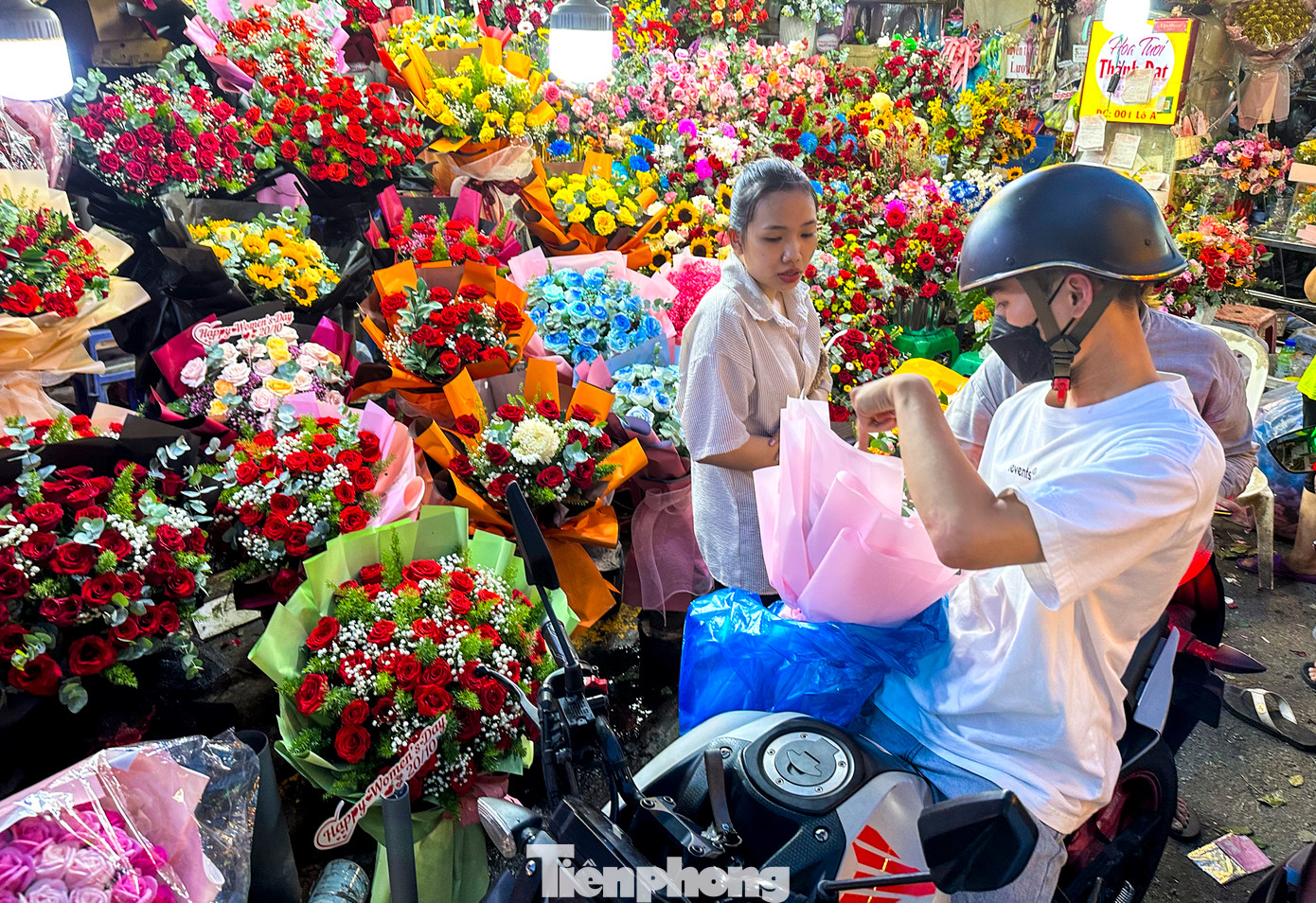 Thông thường, hàng năm hoa tươi trở thành sự lựa chọn cho dịp lễ 20/10, tuy nhiên năm nay xu hướng hoa “không héo” như hoa sáp, hoa khô lại lên ngôi. Ngoài ra, những bó hoa “ăn được” làm từ các loại trái cây như nho, táo, cherry… với giá dao động từ vài trăm cho đến vài triệu cũng được nhiều khách hàng ưa chuộng.
