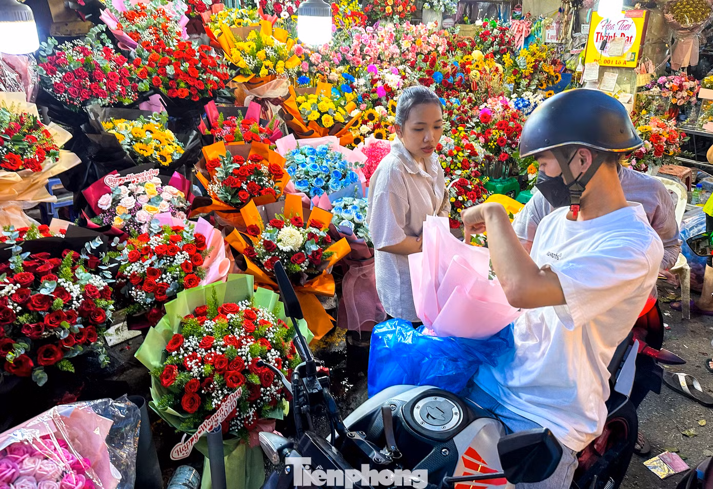 Thông thường, hàng năm hoa tươi trở thành sự lựa chọn cho dịp lễ 20/10, tuy nhiên năm nay xu hướng hoa “không héo” như hoa sáp, hoa khô lại lên ngôi. Ngoài ra, những bó hoa “ăn được” làm từ các loại trái cây như nho, táo, cherry… với giá dao động từ vài trăm cho đến vài triệu cũng được nhiều khách hàng ưa chuộng.
