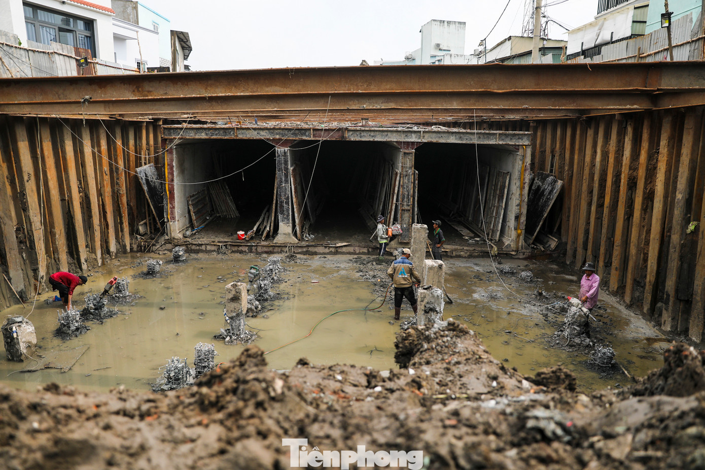 Thời tiết tại TPHCM trong những ngày qua mưa lớn liên tiếp khiến công trình bị ảnh hưởng. Công nhân vừa làm vừa bơm nước ra để kịp tiến độ.