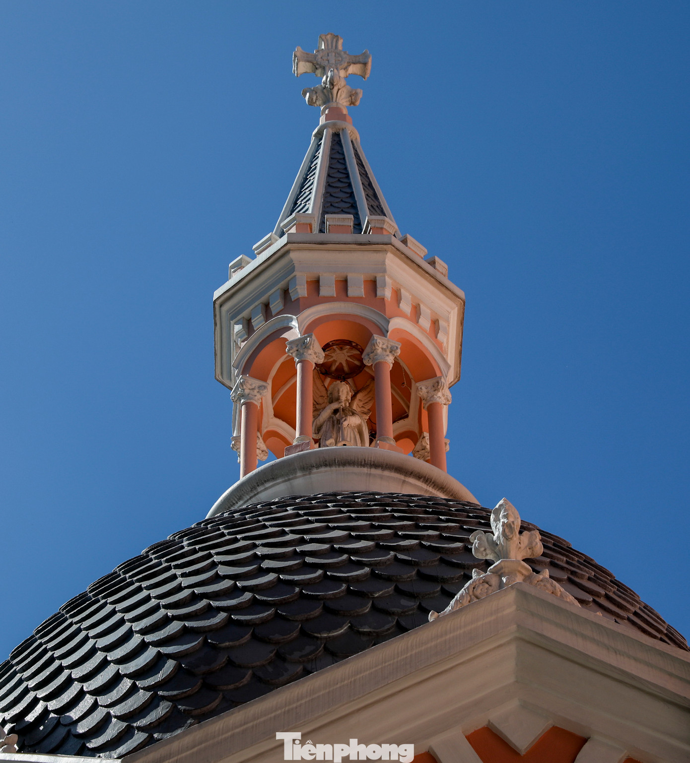 Từ xa, du khách có thể nhìn thấy cây thánh giá cao 3 mét trên đỉnh ngọn tháp chính, bên trong có 5 quả chuông nặng khoảng 5,5 tấn. Hai tháp phụ ở hai bên có nhiều cửa sổ đón nắng, được chạm khắc tinh xảo, tỉ mỉ đến từng chi tiết.