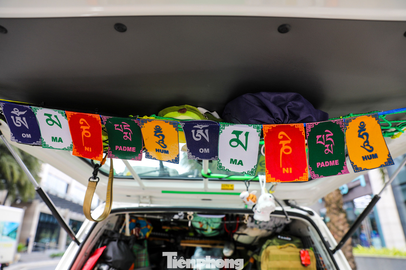 Bạn bè, người thân tặng thêm cho chiếc xe của Đăng Khoa những vật lưu niệm nhỏ nhắn và ý nghĩa như để tiếp tinh thần và sự may mắn cho anh trong chuyến đi. Bạn bè, người thân tặng thêm cho chiếc xe của Đăng Khoa những vật lưu niệm nhỏ nhắn và ý nghĩa như để tiếp tinh thần và sự may mắn cho anh trong chuyến đi.