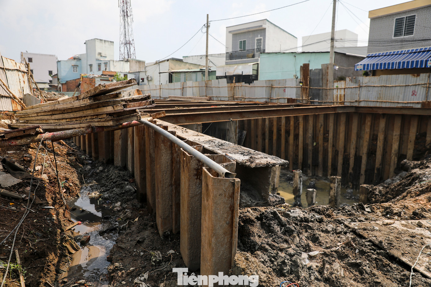 Các khung sắt gia cố bờ kè dọc hai bên bờ kênh.