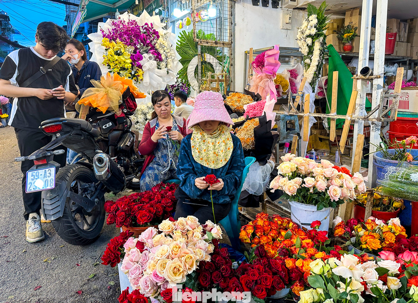 Nhân viên tại các gian hàng làm việc hết công suất để thiết kế mỗi bó hoa theo yêu cầu của khách hàng.