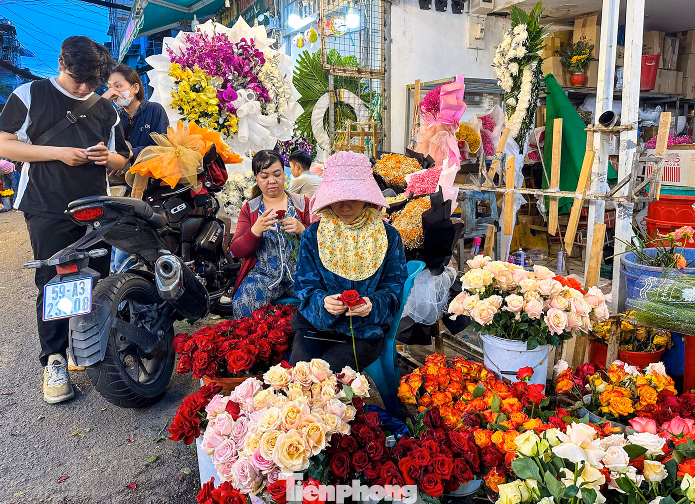 Nhân viên tại các gian hàng làm việc hết công suất để thiết kế mỗi bó hoa theo yêu cầu của khách hàng.
