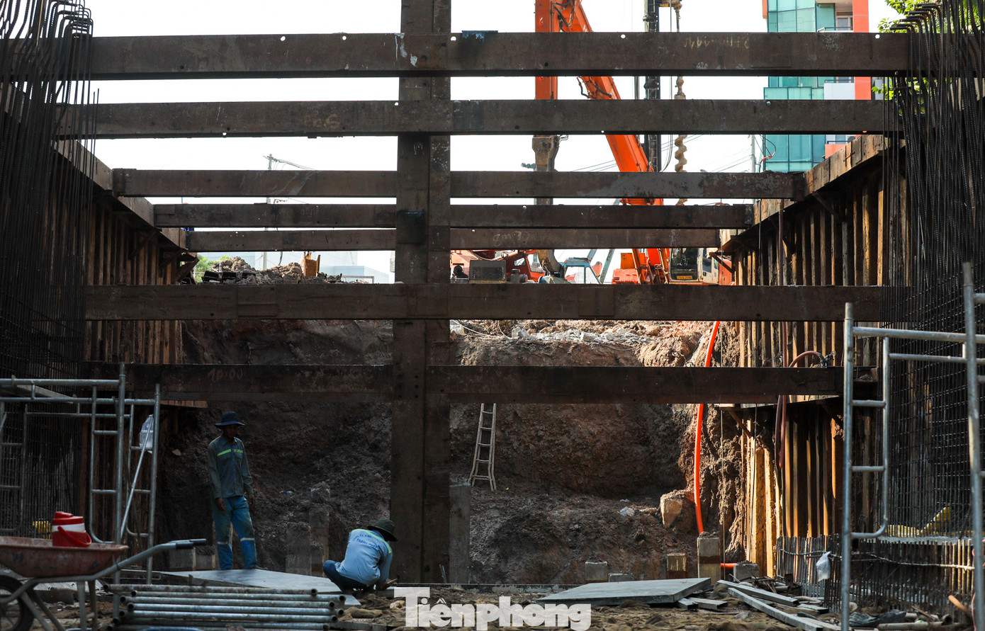 Đây là công trình trọng điểm nhằm giải quyết tình trạng ùn ứ cho khu vực cửa ngõ sân bay Tân Sơn Nhất, kết nối với nhà ga T3 trong tương lai. Tổng mức đầu tư dự án hơn 4.800 tỉ đồng, trong đó chi phí xây lắp khoảng 1.500 tỉ đồng, còn lại là chi phí bồi thường, giải phóng mặt bằng.