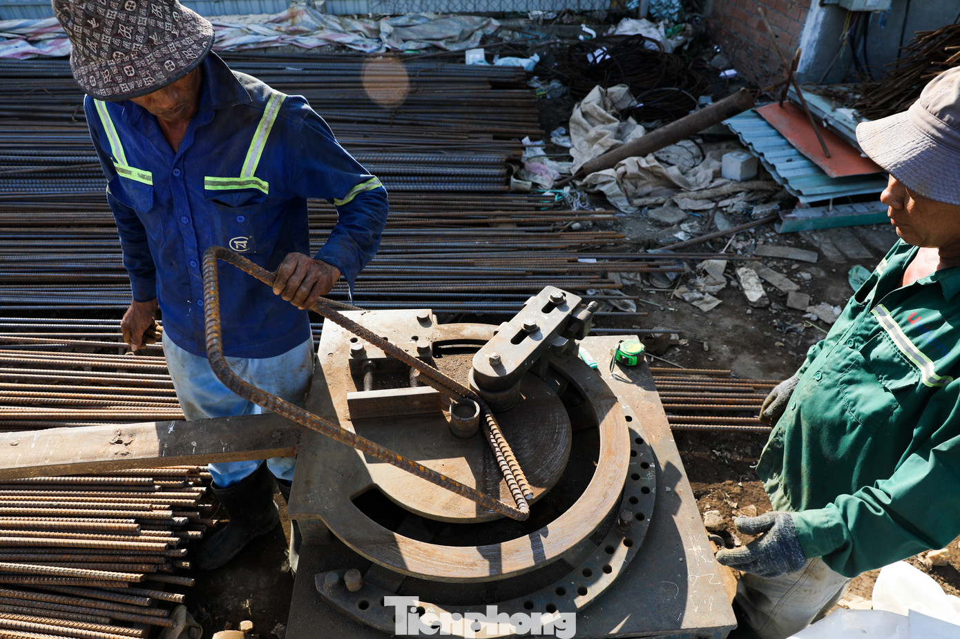 Hàng chục công nhân cùng nhiều máy móc cũng đang gấp rút xây dựng những phần đầu tiên của cây cầu mới.