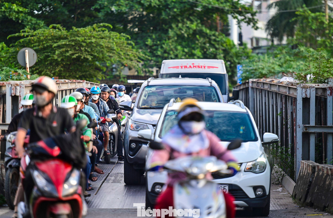 Vào các khung giờ cao điểm, phương tiện lưu thông qua cầu nhiều khiến khu vực này thường xuyên xảy ra ùn ứ.