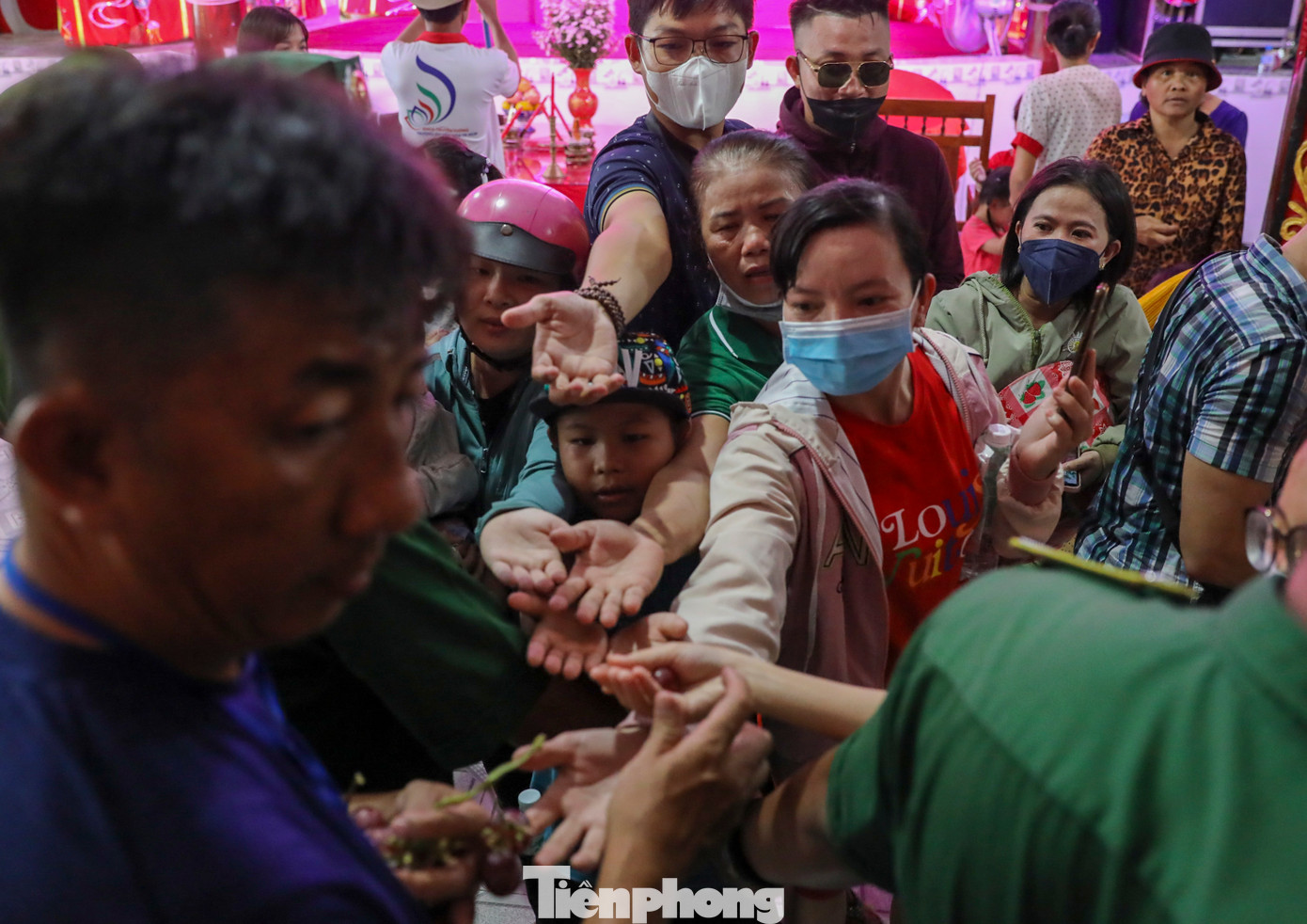 Cảnh tượng diễn ra ít phút trước khi làm lễ chính tại Lăng Ông Thuỷ tướng.