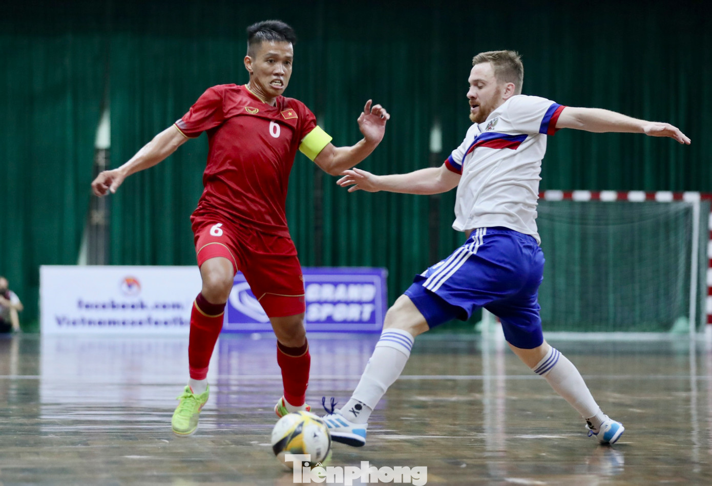 Trong thế trận không còn gì để mất, tuyển Việt Nam quyết định đẩy cao tốc độ trận đấu với các tình huống tấn công ở hai biên.