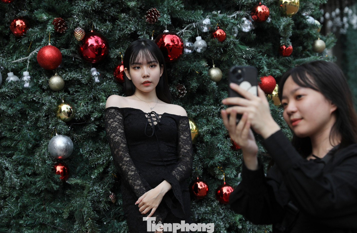 Đông đảo các bạn trẻ hào hứng tạo dáng trước những cây thông ghi lại kỷ niệm đẹp trong mùa Giáng sinh. Đông đảo các bạn trẻ hào hứng tạo dáng trước những cây thông ghi lại kỷ niệm đẹp trong mùa Giáng sinh.