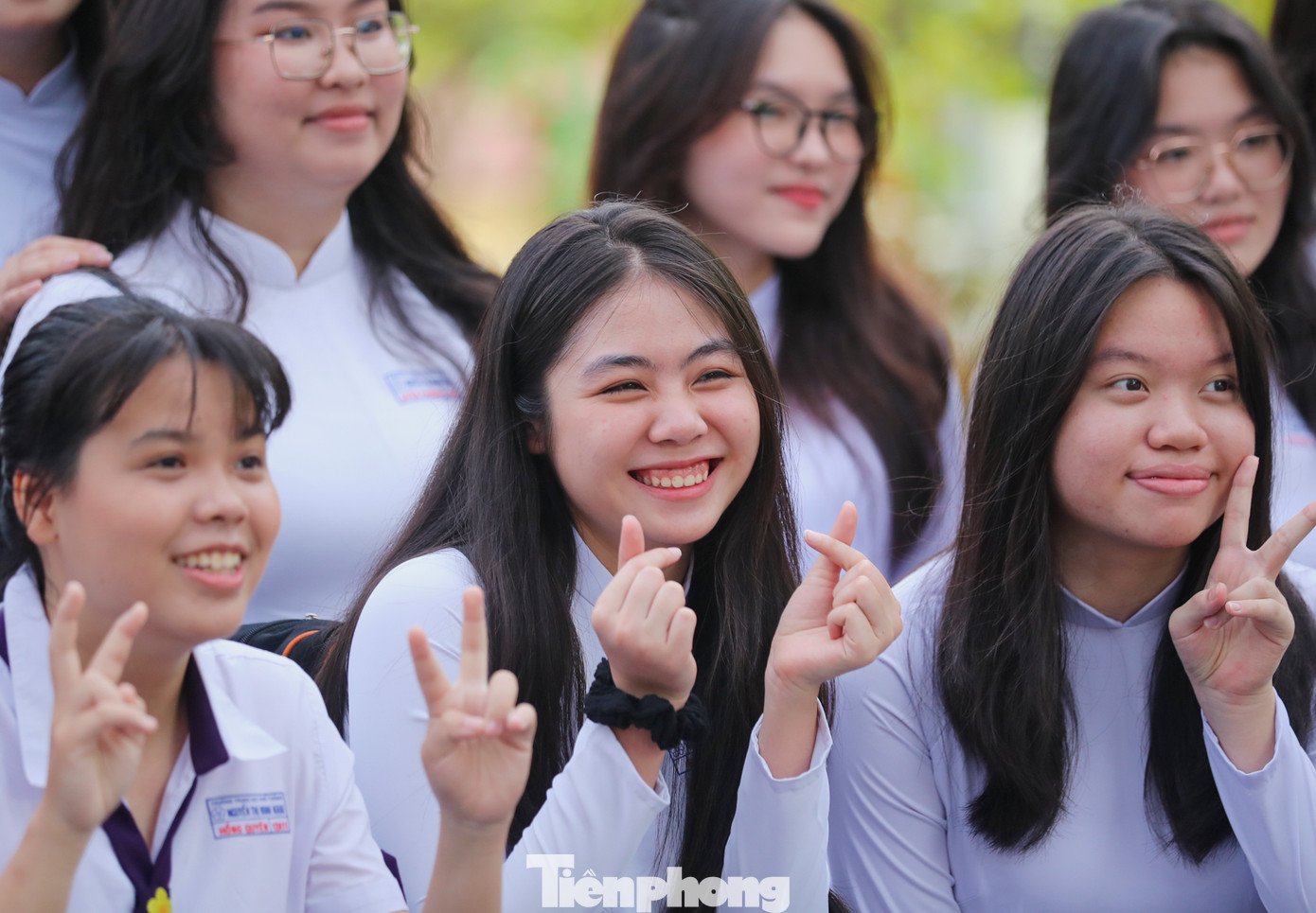 Nữ sinh tươi rói trong ngày đầu tiên đến trường.