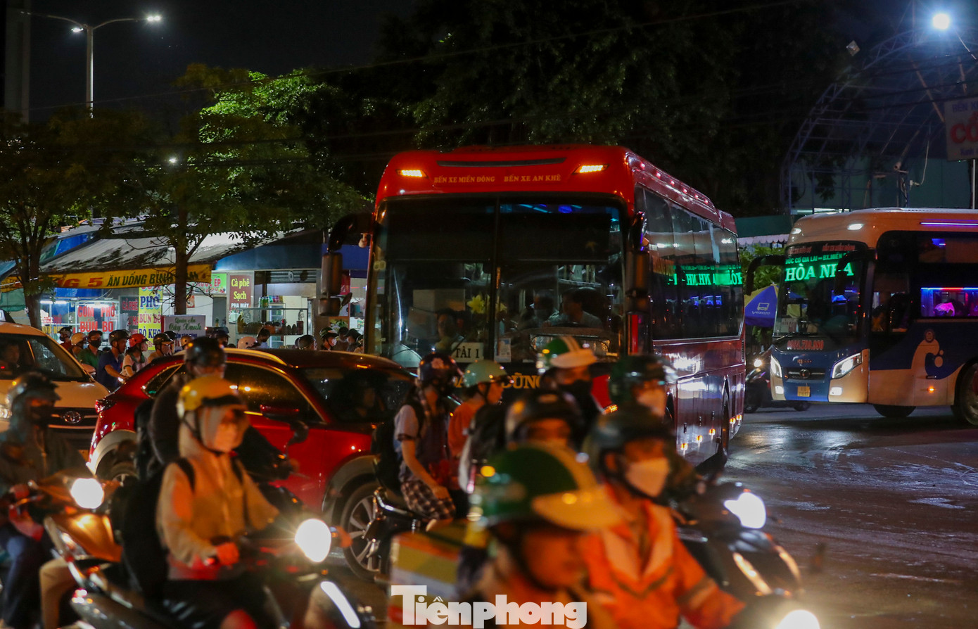 Đại diện các nhà xe chia sẻ bắt đầu từ hôm nay đã tăng cường thêm nhiều chuyến để phục vụ nhu cầu cao của người dân.