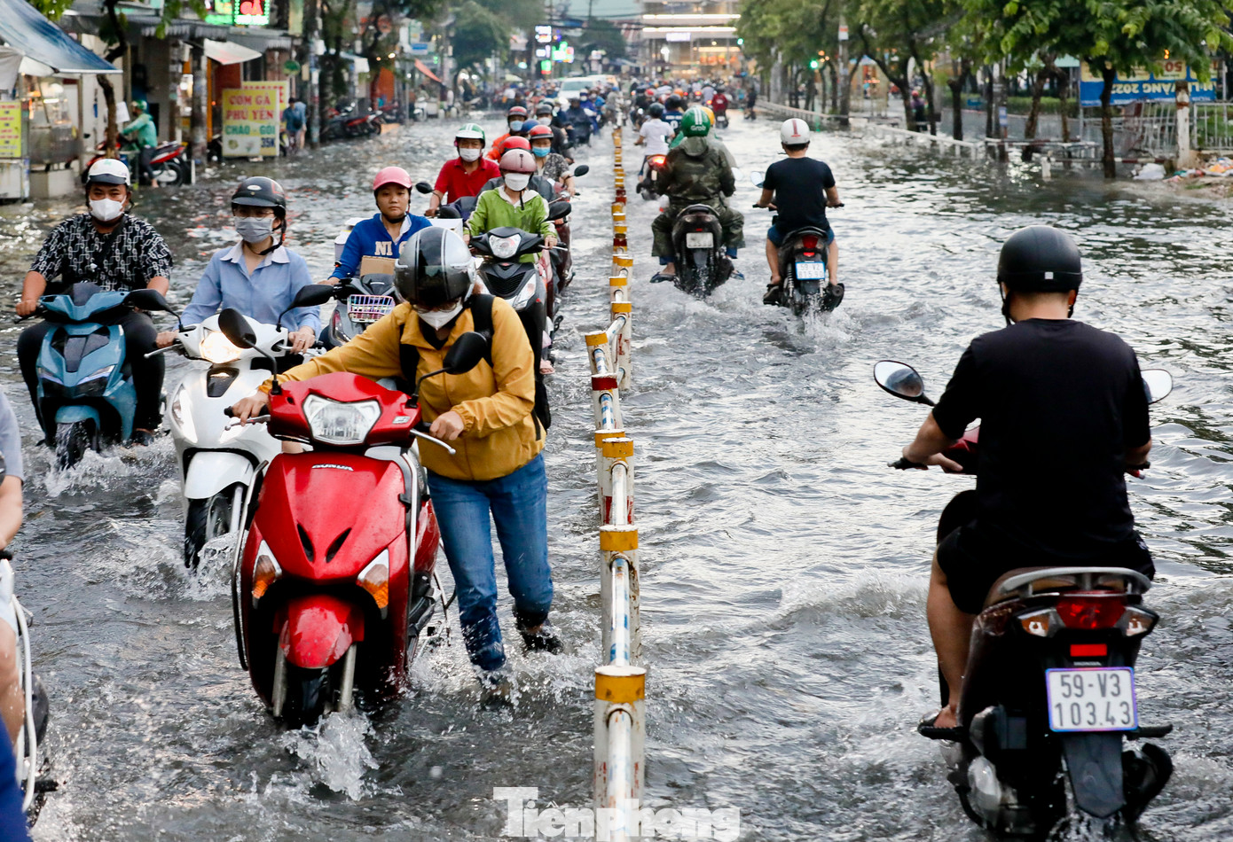 Theo dự báo, ngày và đêm nay (21/8), khu vực Nam Bộ có mưa rào nhiều nơi, rải rác mưa vừa và dông, có nơi mưa to, cục bộ có mưa rất to, tập trung vào chiều và tối. Ảnh: DUY ANH Theo dự báo, ngày và đêm nay (21/8), khu vực Nam Bộ có mưa rào nhiều nơi, rải rác mưa vừa và dông, có nơi mưa to, cục bộ có mưa rất to, tập trung vào chiều và tối. Ảnh: DUY ANH