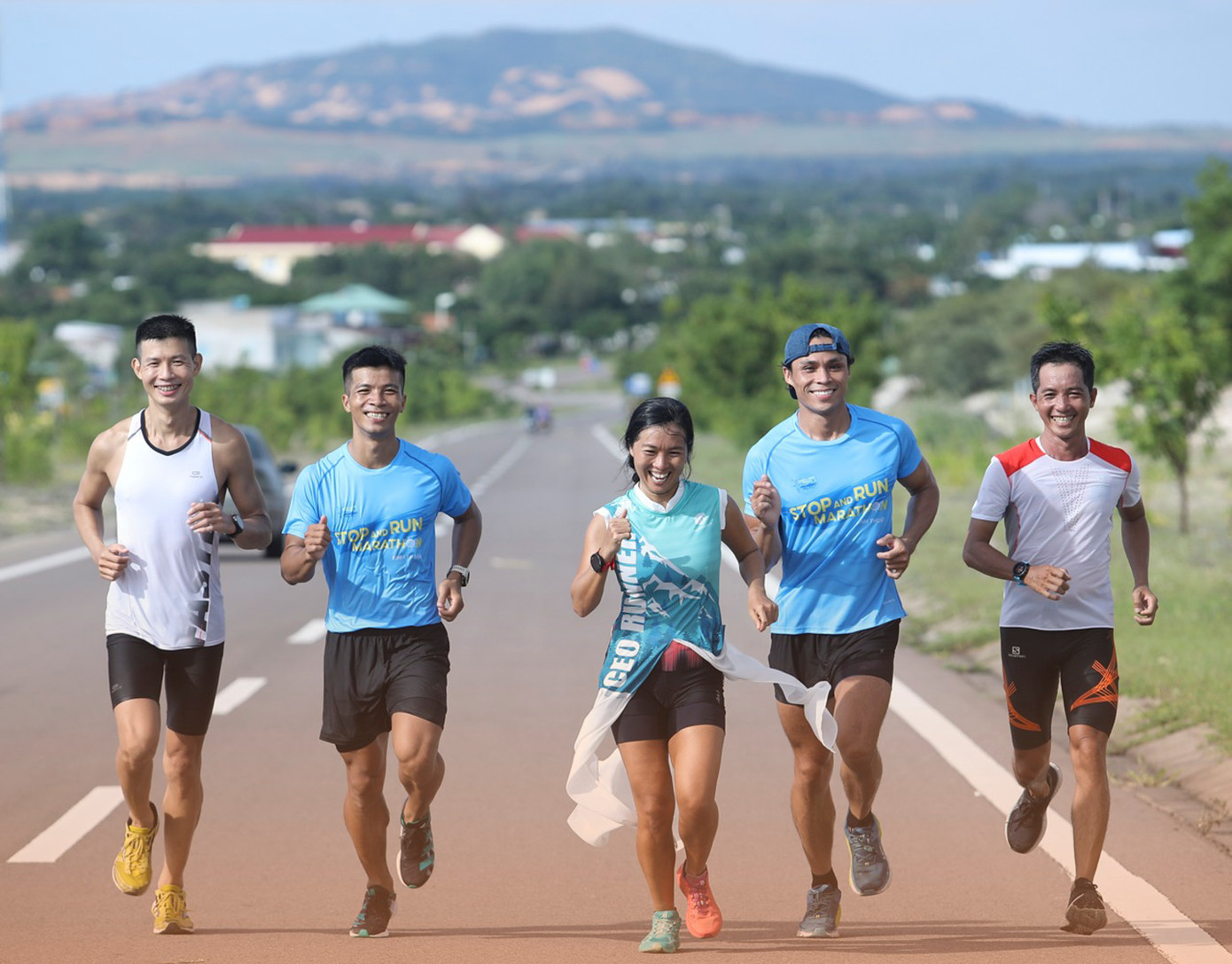 Các VĐV chạy thử đường đua Phan Thiết Marathon 2023. Ảnh: BTC.