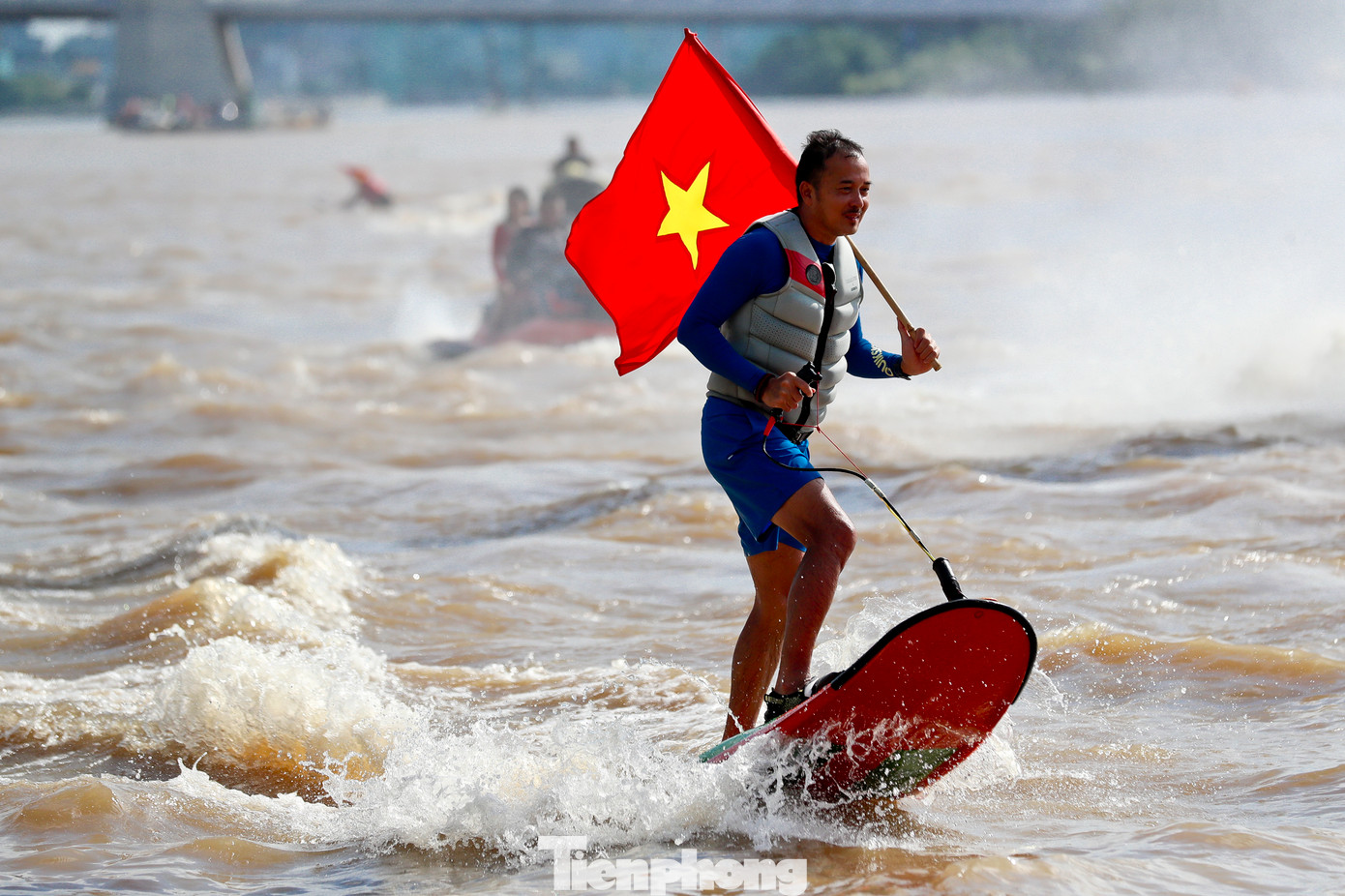 Ngoài những màn thi đấu hấp dẫn từ môn đua thuyền truyền thống, người hâm mộ còn được thưởng thức các hoạt động biểu diễn thể thao dưới nước.