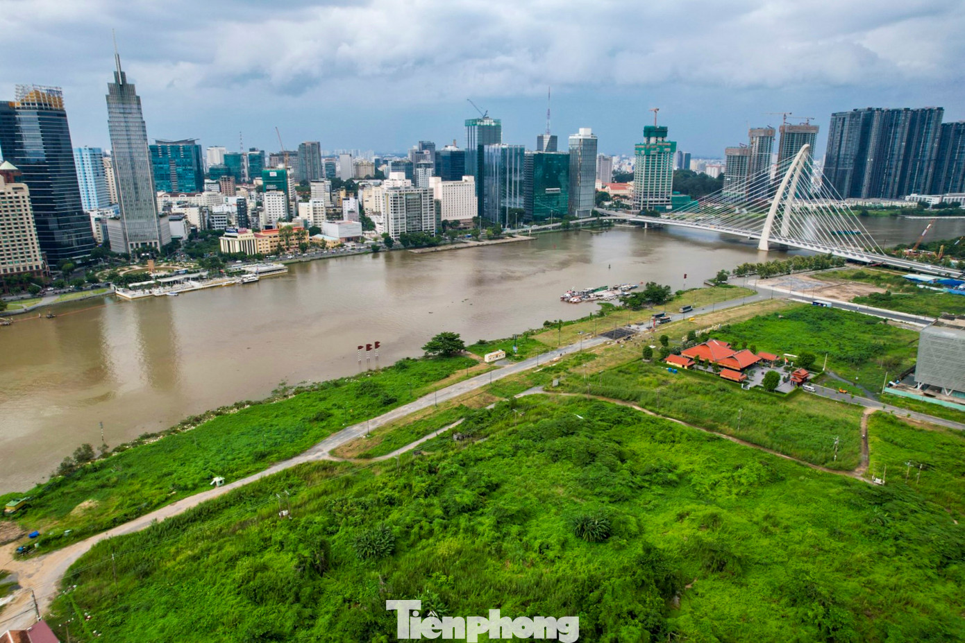 Tại các vị trí bãi bồi, khu bán ngập nước sẽ được lắp đặt các bè nổi trồng cây thuỷ sinh, đoạn trước khu nhà thờ thuộc Giáo xứ Thủ Thiêm cho đến nóc hầm Thủ Thiêm với độ dài 200 m sẽ sử dụng rào chắn công trình kết hợp trồng tre, trúc, tạo tường xanh dọc bờ sông.