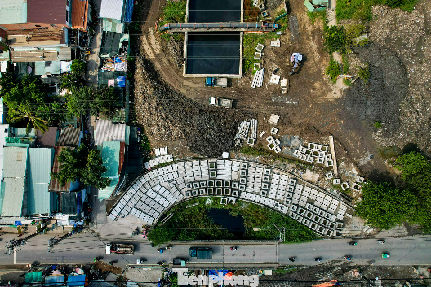 Điểm tập kết vật tư cho công trình ngay đoạn cầu Bà Tiếng.