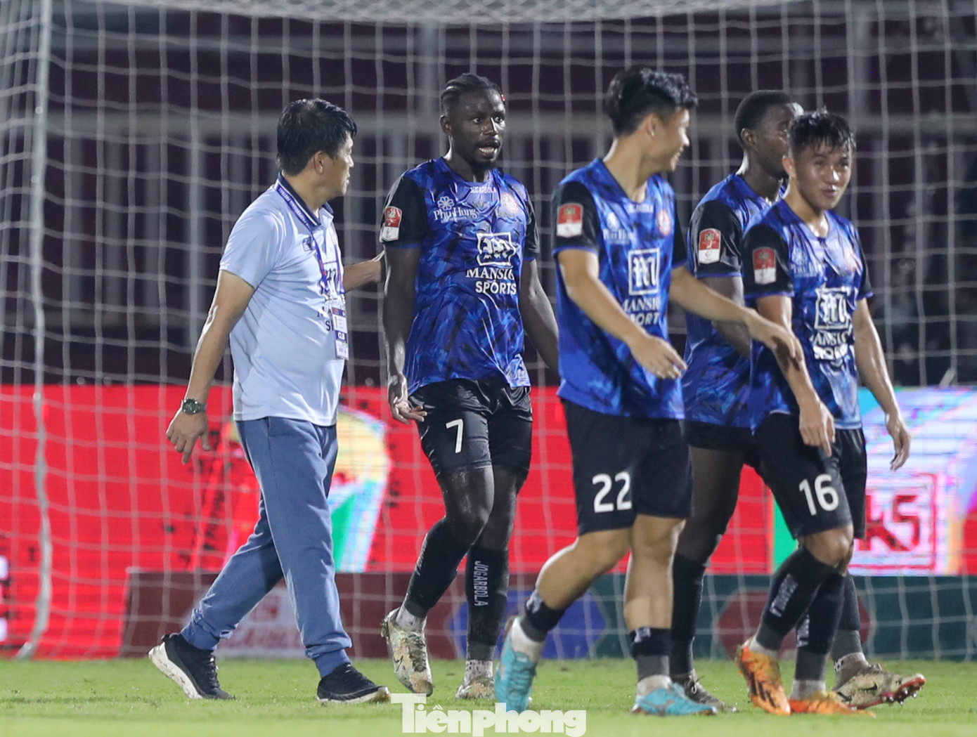 HLV Vũ Tiến Thành phải gặp riêng Paul Georges để có những trao đổi riêng giúp cầu thủ này hiểu được tâm tư và phong cách chơi của đồng đội.