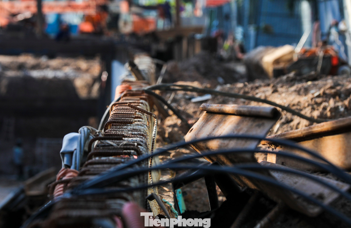 Gói thầu này thi công trong điều kiện mặt bằng tập kết vật tư chật hẹp, hai bên là phần đất công viên Hoàng Văn Thụ.