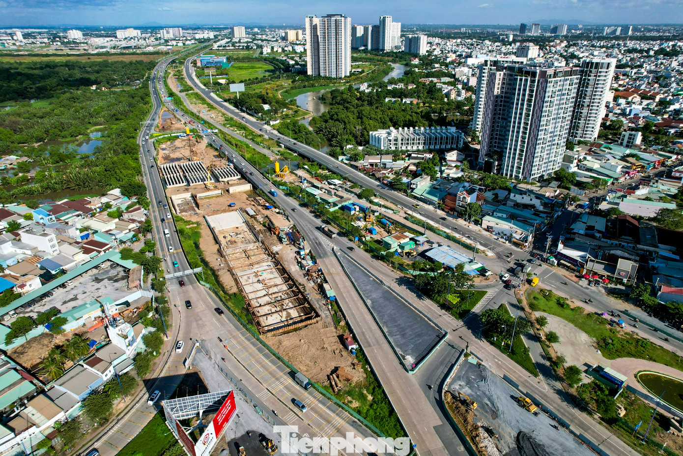 Đường nhánh rẽ vào cao tốc TPHCM - Long Thành - Dầu Giây cũng bị thu hẹp do các công trình đang thi công dang dở.