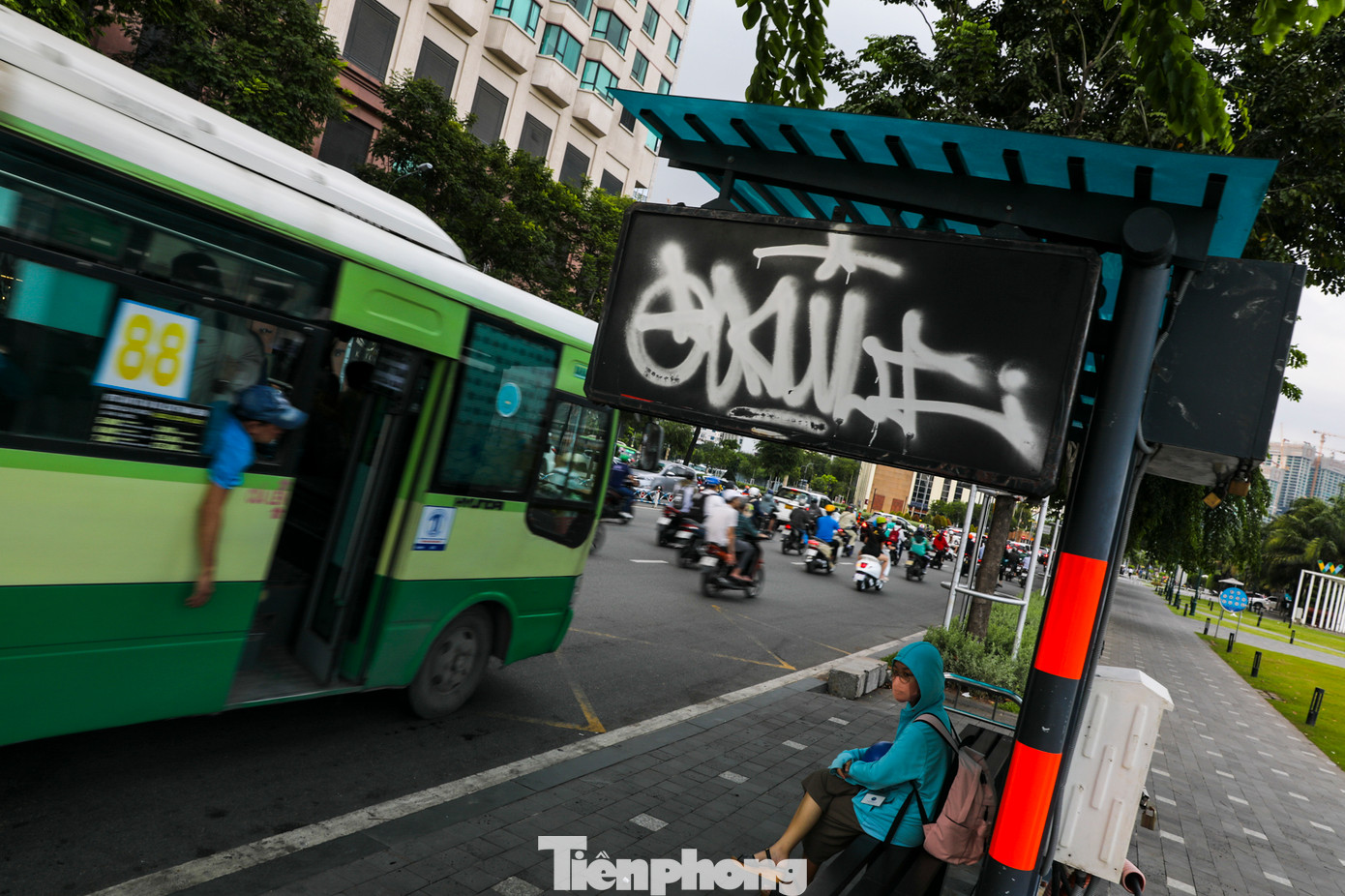 Một nhà chờ xe buýt nằm trên đường Tôn Đức Thắng cũng bị vẽ bậy từ khá lâu.