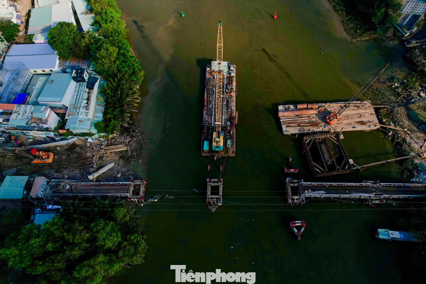 Ban quản lý dự án đầu tư xây dựng các công trình giao thông TPHCM (chủ đầu tư) cho biết tình trạng cầu sắt Rạch Đỉa cũ đã xuống cấp trầm trọng không còn đáp ứng được tình hình giao thông hiện tại.