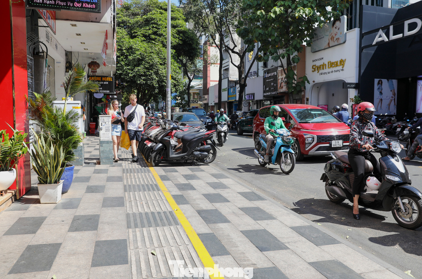 Xe cộ để gọn gàng trước vỉa hè ở đường Nguyễn Trãi.