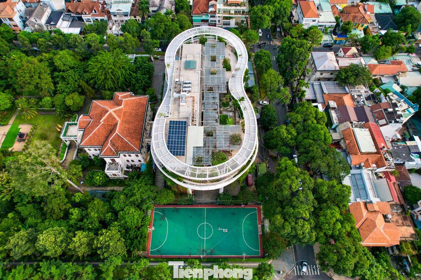 Công trình mang dáng vẻ hiện đại, duyên dáng, trang nhã. Ý tưởng tạo hình khối kiến trúc được lấy từ hình tượng mầm cây, tổ chim và cánh diều đang bay. Tác giả thiết kế là kiến trúc sư Nguyễn Trường Lưu.