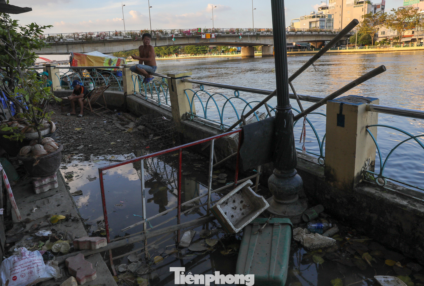 Nền bên trong bờ sụt lún khoảng nửa mét so với mặt đường, nứt toác. Các vết nứt đang tiếp tục kéo dài về phía con hẻm và chưa có dấu hiệu dừng lại. Nền bên trong bờ sụt lún khoảng nửa mét so với mặt đường, nứt toác. Các vết nứt đang tiếp tục kéo dài về phía con hẻm và chưa có dấu hiệu dừng lại.