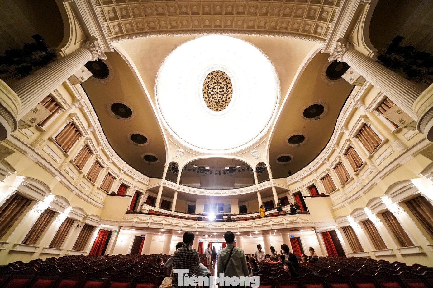 Nội thất bên trong nhà hát được thiết kế tân tiến, tuy nhiên nhiều hạng mục đã có dấu hiệu xuống cấp như hệ thống máy lạnh, cấp điện và thoát nước, phòng cháy chữa cháy, âm thanh.