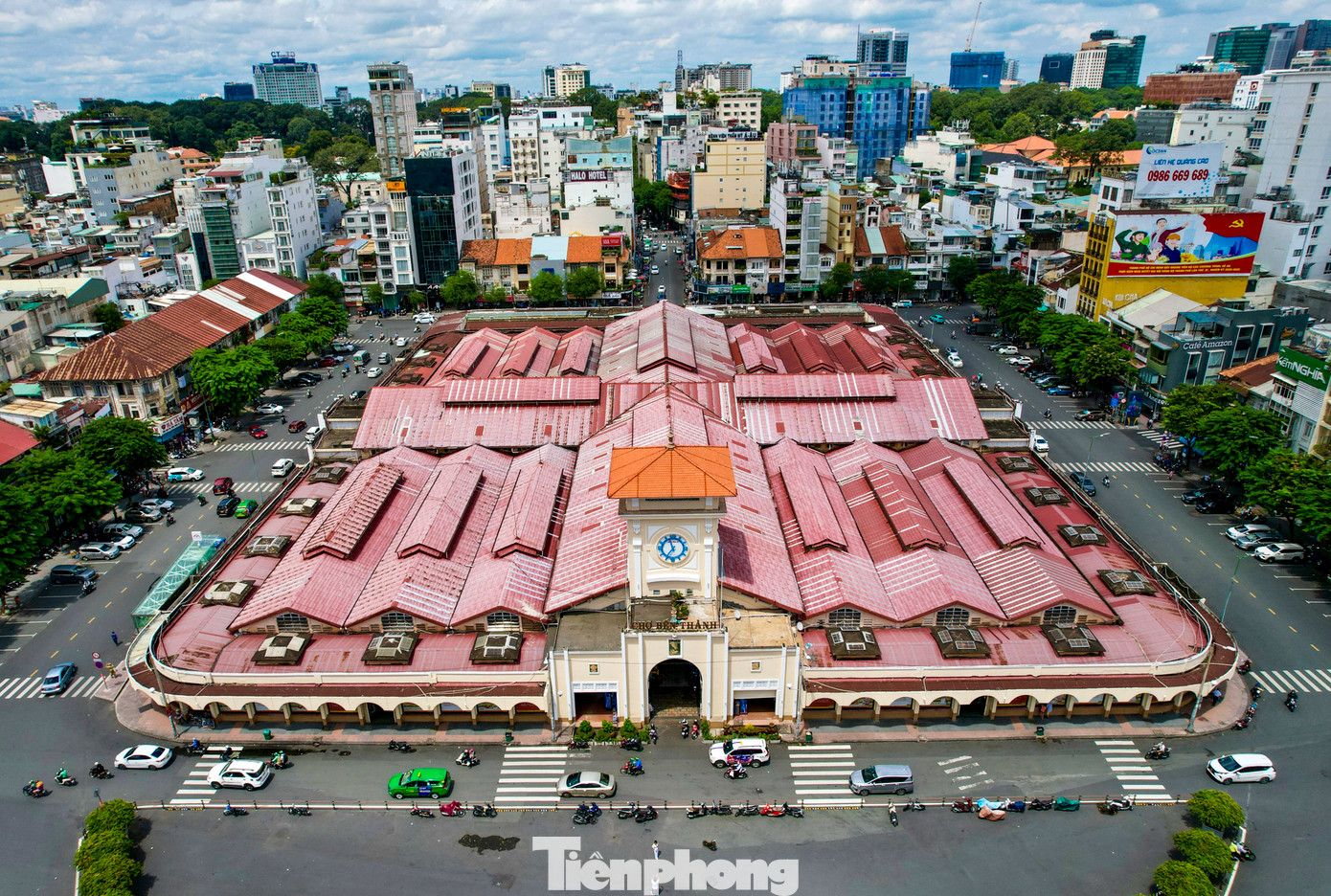 Chợ Bến Thành được khởi công xây dựng từ năm 1912 và hoàn thành vào cuối tháng 3 năm 1914. Chợ có diện tích 13.000m2, nằm ngay vị trí trung tâm của TPHCM, có 1.442 gian hàng với hàng nghìn tiểu thương hoạt động buôn bán mỗi ngày. Sau gần 110 năm hoạt động và 38 năm kể từ lần tu sửa gần nhất, đến nay chợ Bến Thành đã xuống cấp trầm trọng.