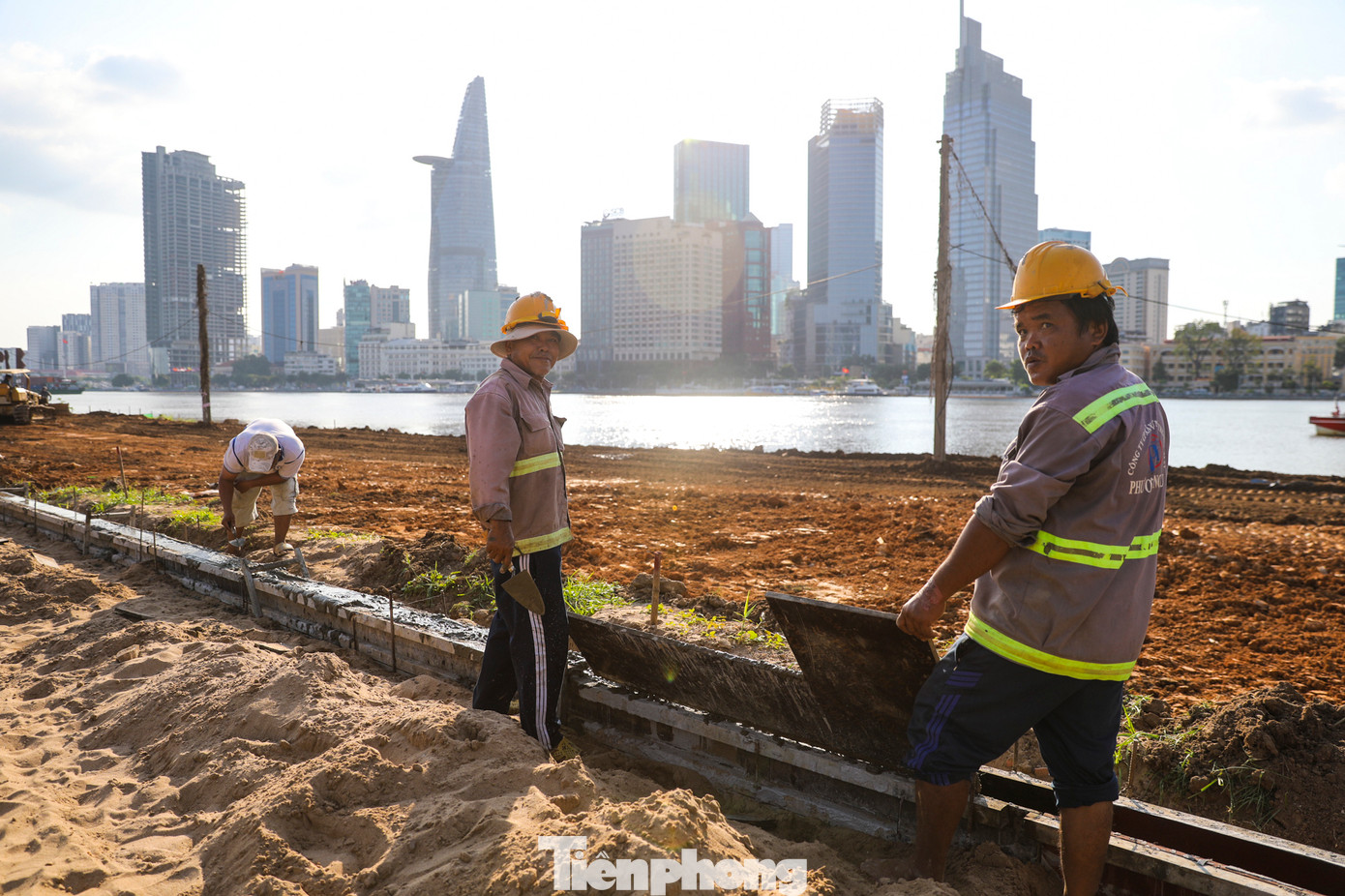 Công nhân đang thi công khu vực bờ đông sông Sài Gòn cho biết các đơn vị đang tất bật thi công nhiều hạng mục như phát quang, san lấp bờ kè, làm vỉa hè.