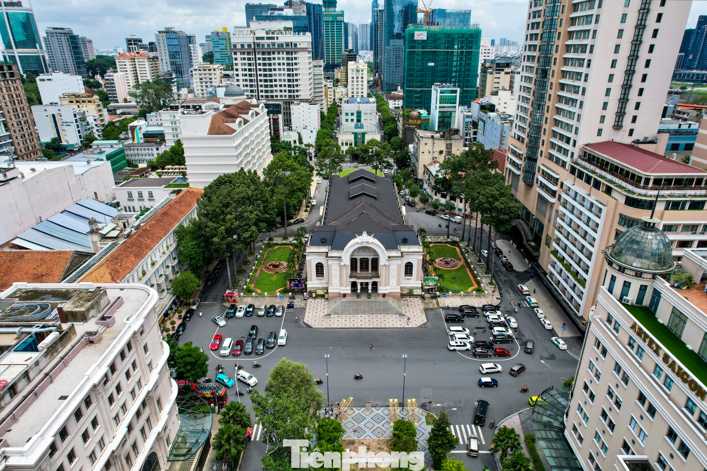 Đường Đồng Khởi là một trong những trục đường chính nằm ở trung tâm TPHCM. Tuyến đường này song song và sát với phố đi bộ Nguyễn Huệ, trụ sở HĐND và UBND TPHCM, Nhà hát Thành phố.