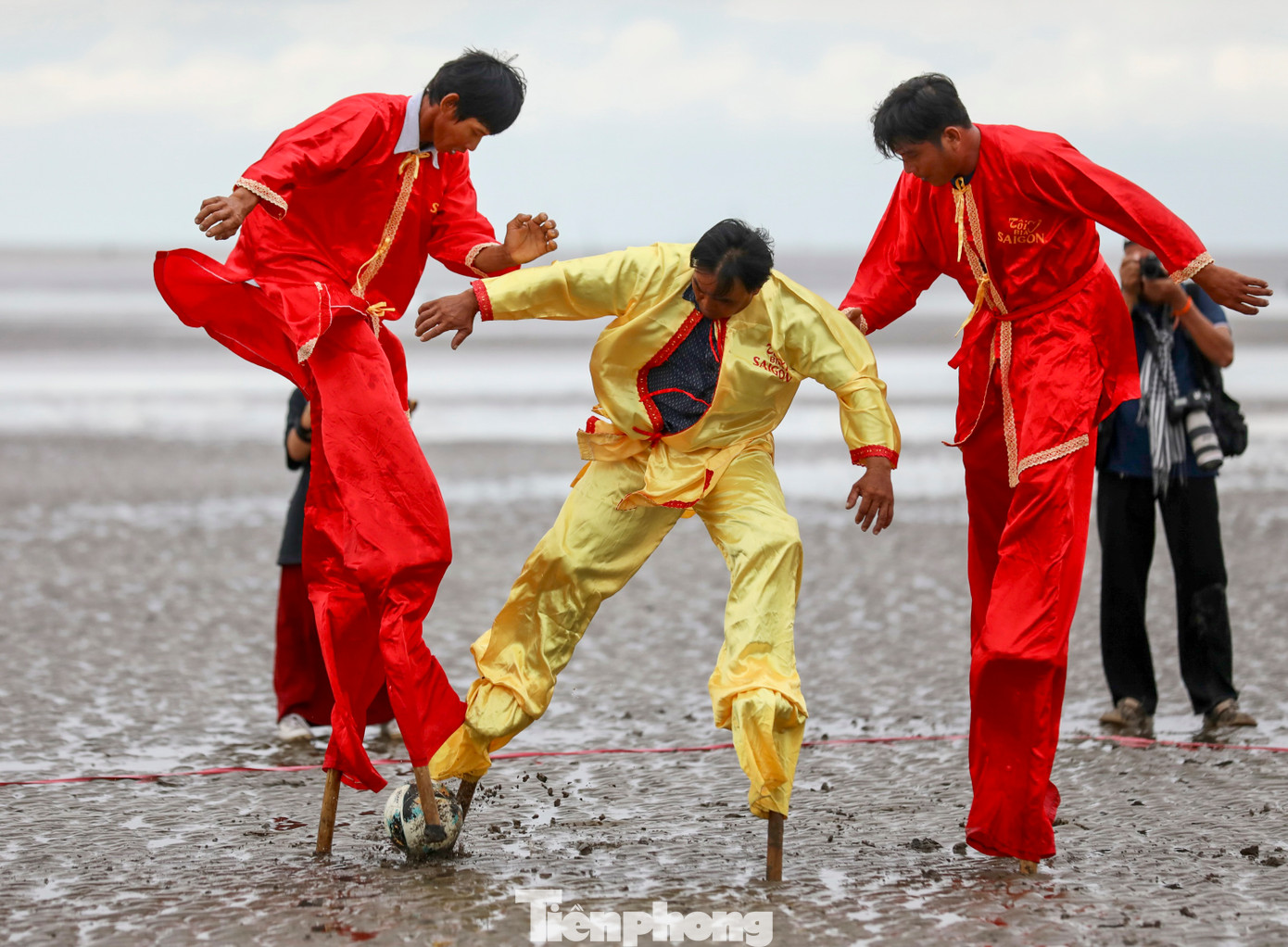 Từ một dụng cụ hỗ trợ đánh bắt thủy hải sản là đôi cà kheo, các ngư dân ở Cần Giờ đã tạo nên môn bóng đá cà kheo vô cùng độc đáo. Từ một dụng cụ hỗ trợ đánh bắt thủy hải sản là đôi cà kheo, các ngư dân ở Cần Giờ đã tạo nên môn bóng đá cà kheo vô cùng độc đáo.