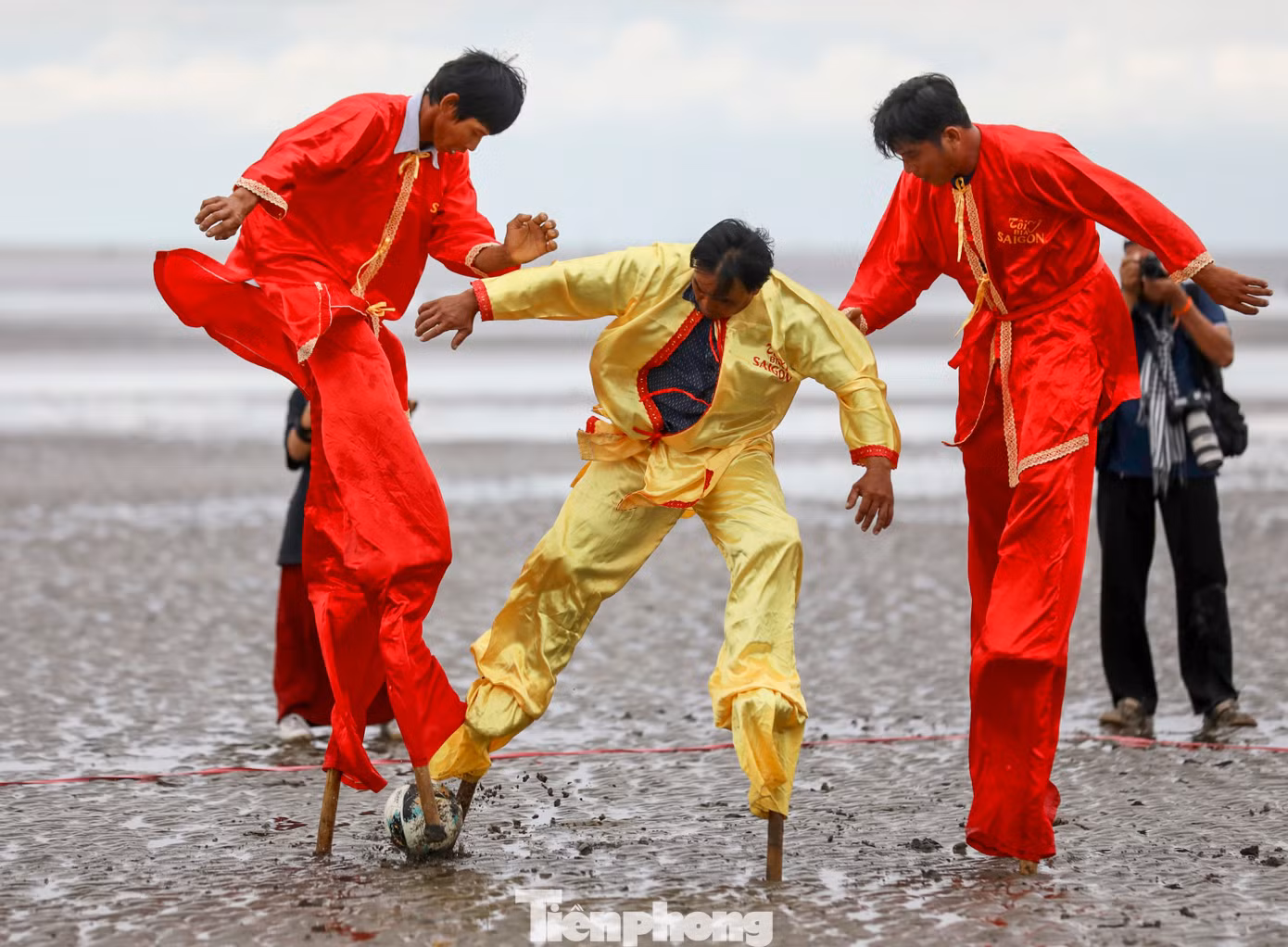 Từ một dụng cụ hỗ trợ đánh bắt thủy hải sản là đôi cà kheo, các ngư dân ở Cần Giờ đã tạo nên môn bóng đá cà kheo vô cùng độc đáo.