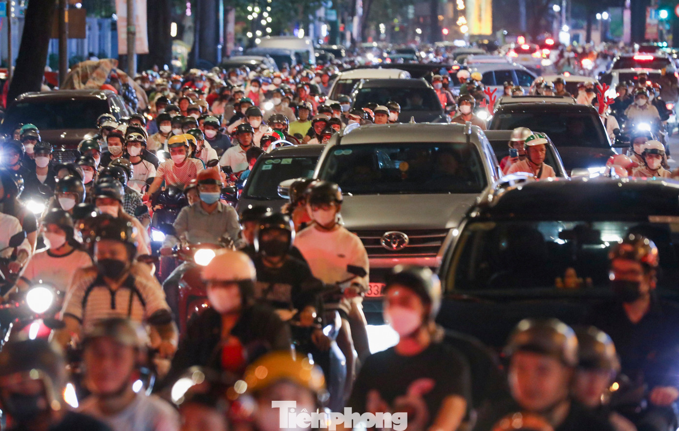 Khu Diamond Plaza, một trong những nơi được giới trẻ yêu thích và đổ về đông nhất để check in ở khu vực trung tâm thành phố.