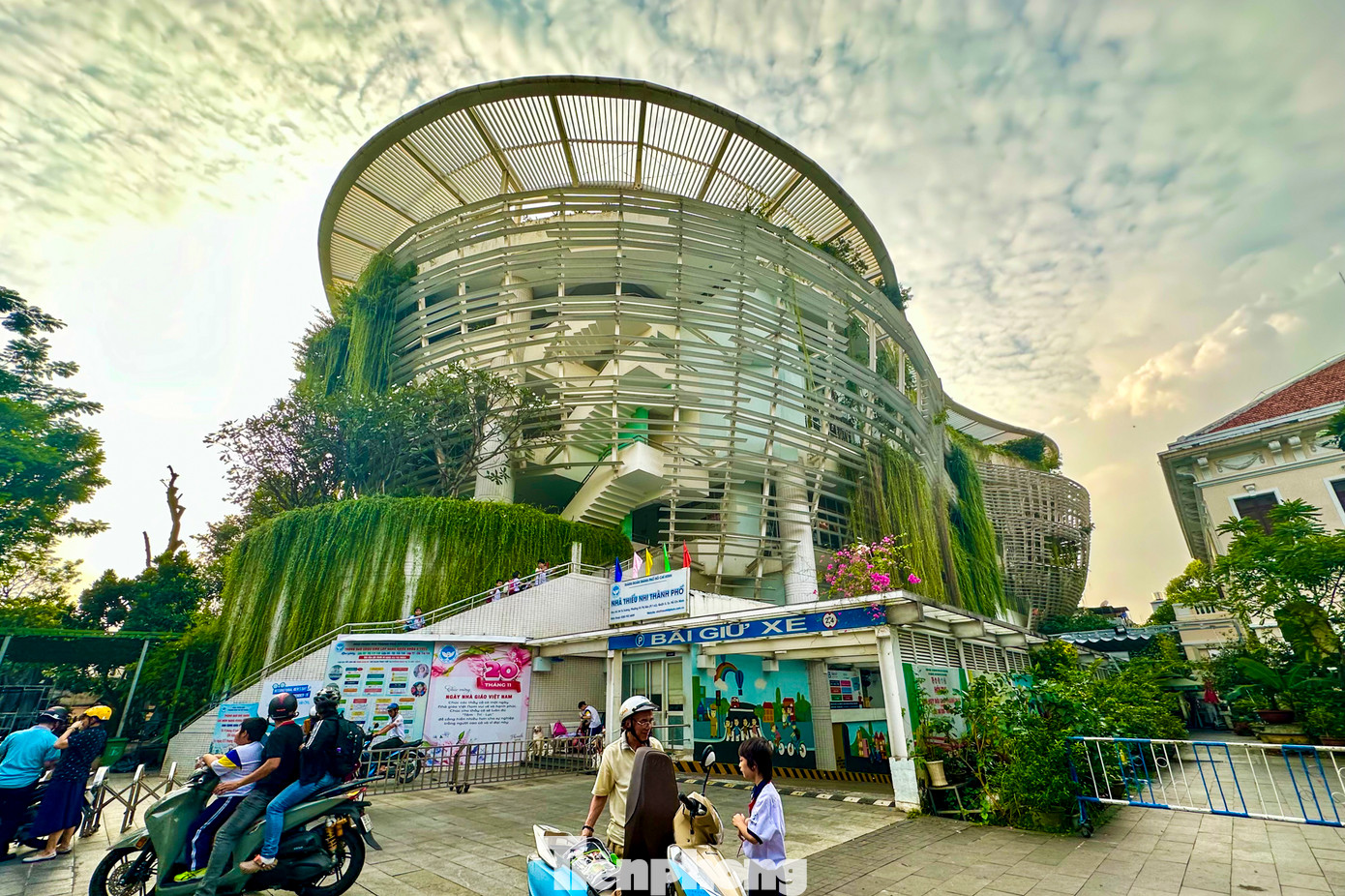 Ngôi nhà có 1 tầng hầm và 5 tầng nổi, được xây dựng trên diện tích 2.555m2. Tổng diện tích sàn sử dụng (không bao gồm diện tích để xe tầng hầm và tầng kỹ thuật) là 11.707m2.