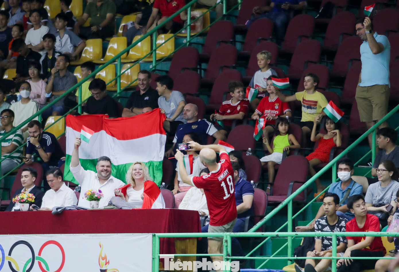 Nhiều cổ động viên người Hungary cũng có mặt tại sân Lãnh Binh Thăng để cổ vũ cho thầy trò HLV Sergio Mullor.