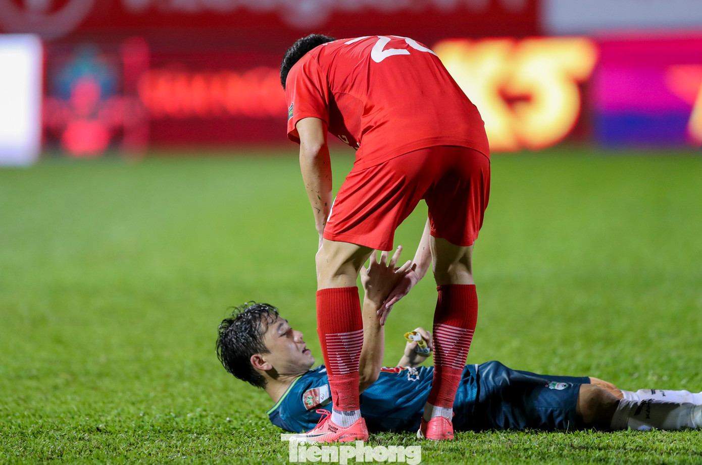 Nguyễn Hoàng Đức sau khi chào khán giả đã đến để dành những lời động viên đến Minh Vương.