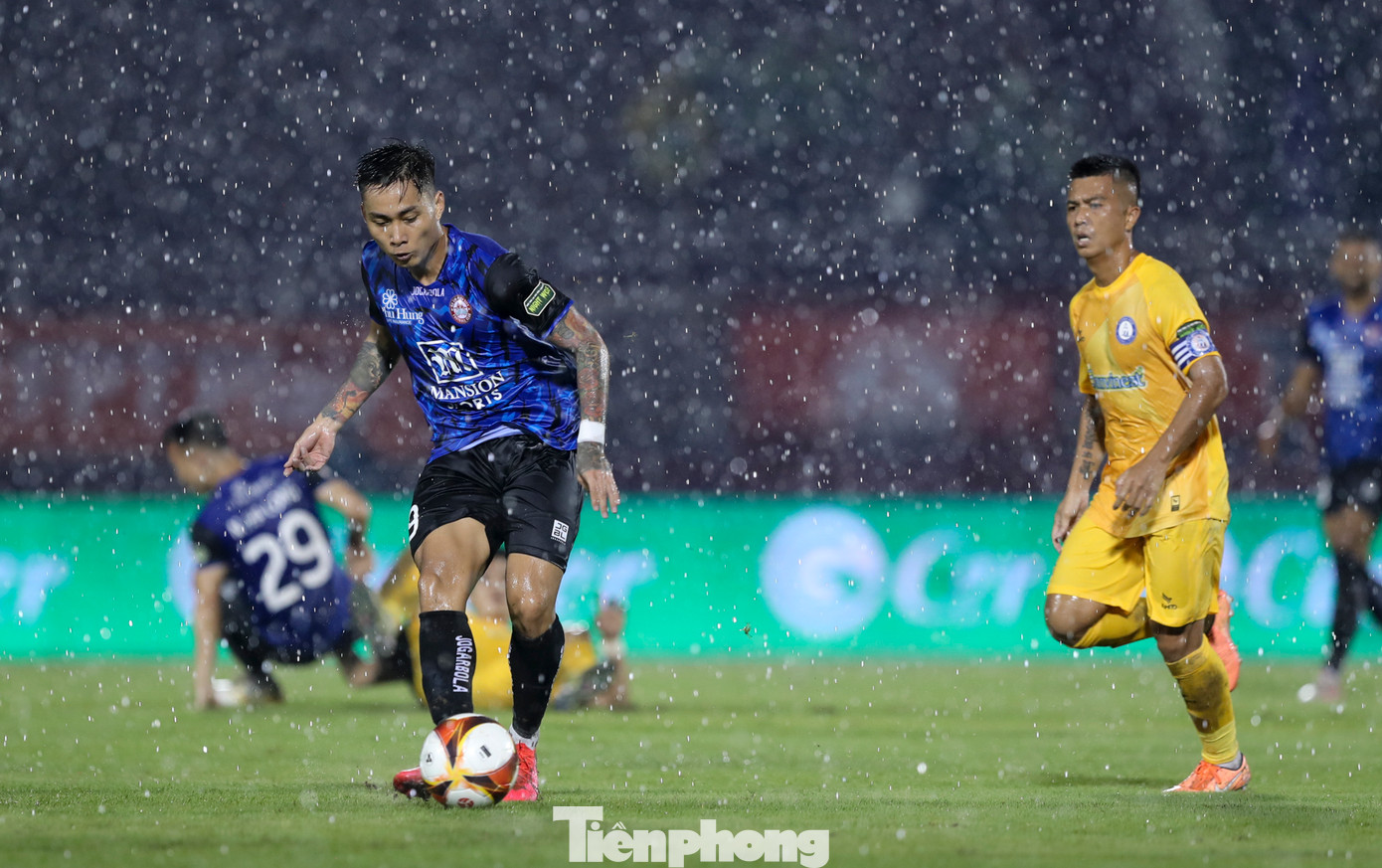 Trời mưa to bất chợt khiến mặt sân Thống Nhất khá trơn, điều này đã ảnh hưởng không nhỏ đến lối chơi của hai đội.